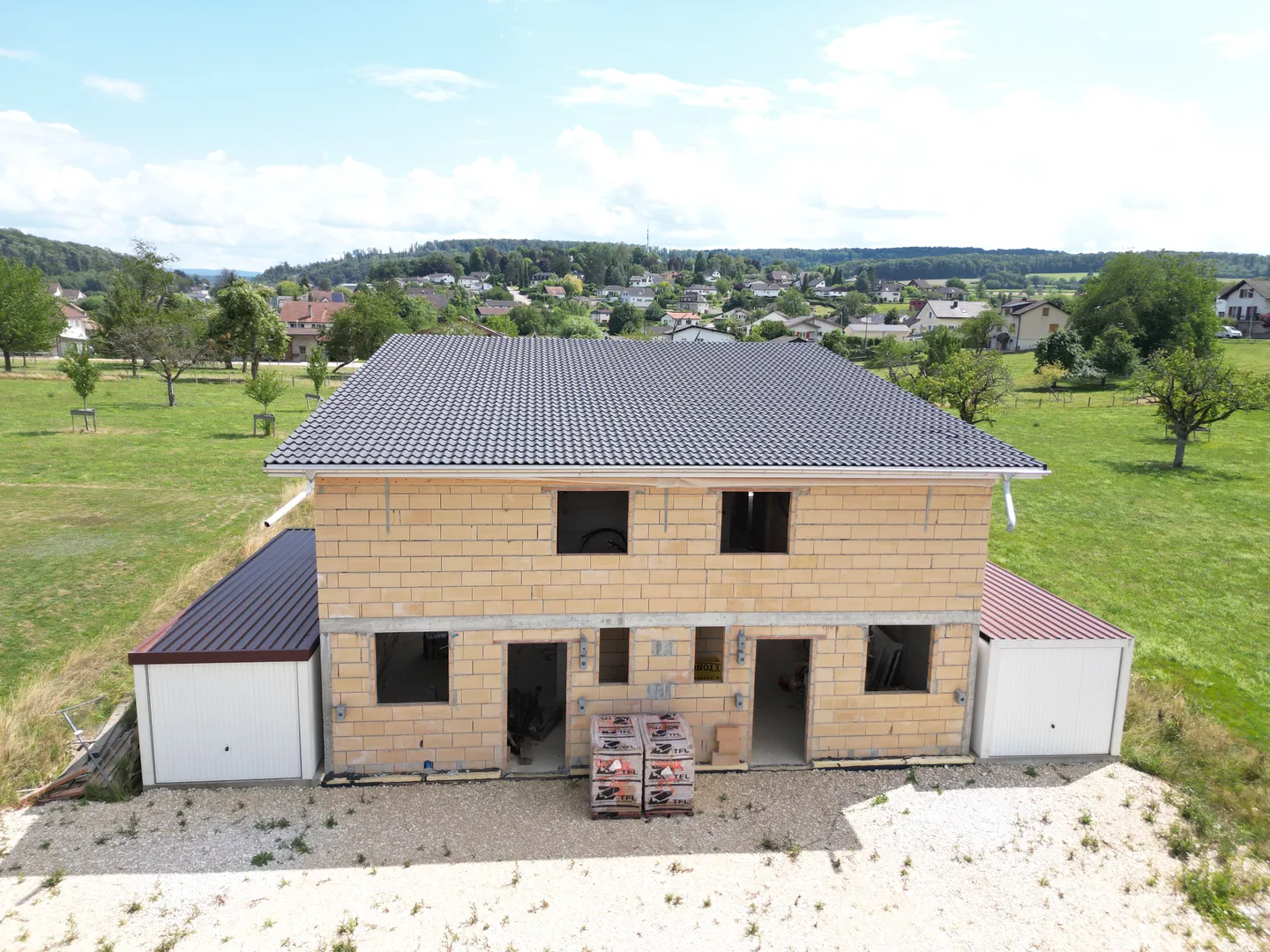 Bauen Sie Ihre Vision   Zwei Häuser zum Fertigstellen in einer grünen Umgebung - Foto 4 von 11