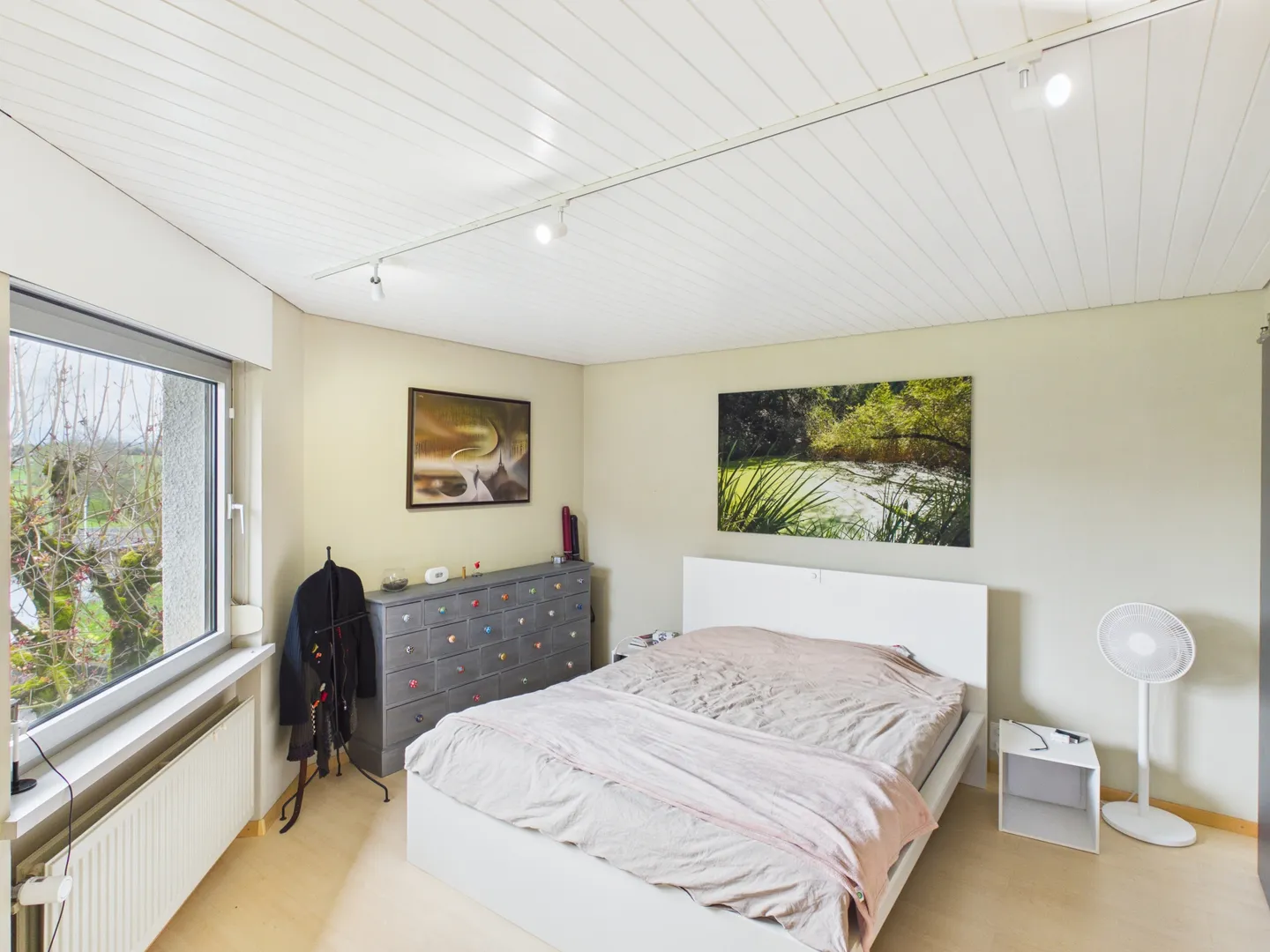 Casa con architettura contemporanea unica con giardino, veranda e grande garage - Foto 12 di 13