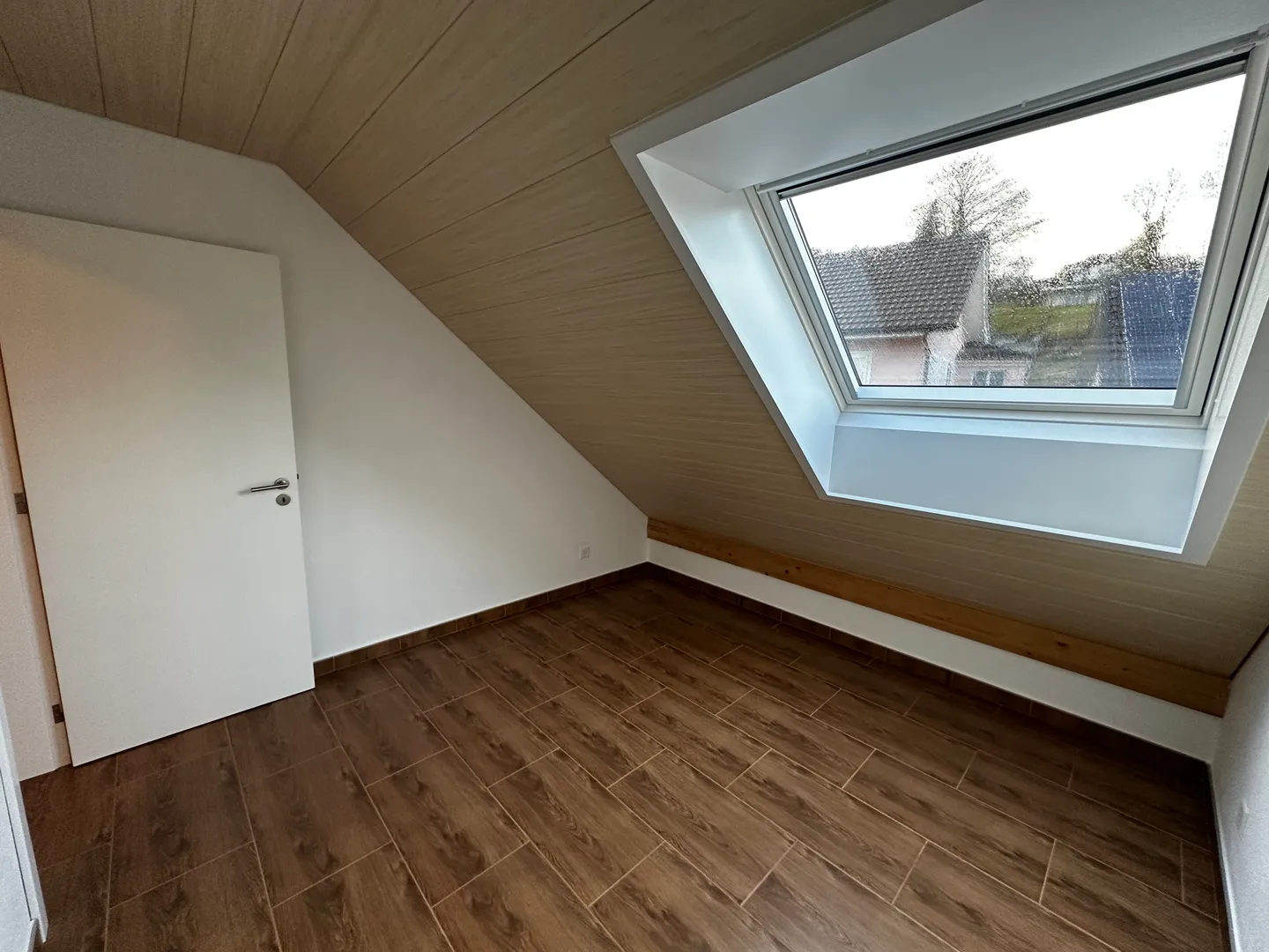 Charming 4.5-room renovated attic in Courtedoux 90 m² + parking - Photo 3 of 13