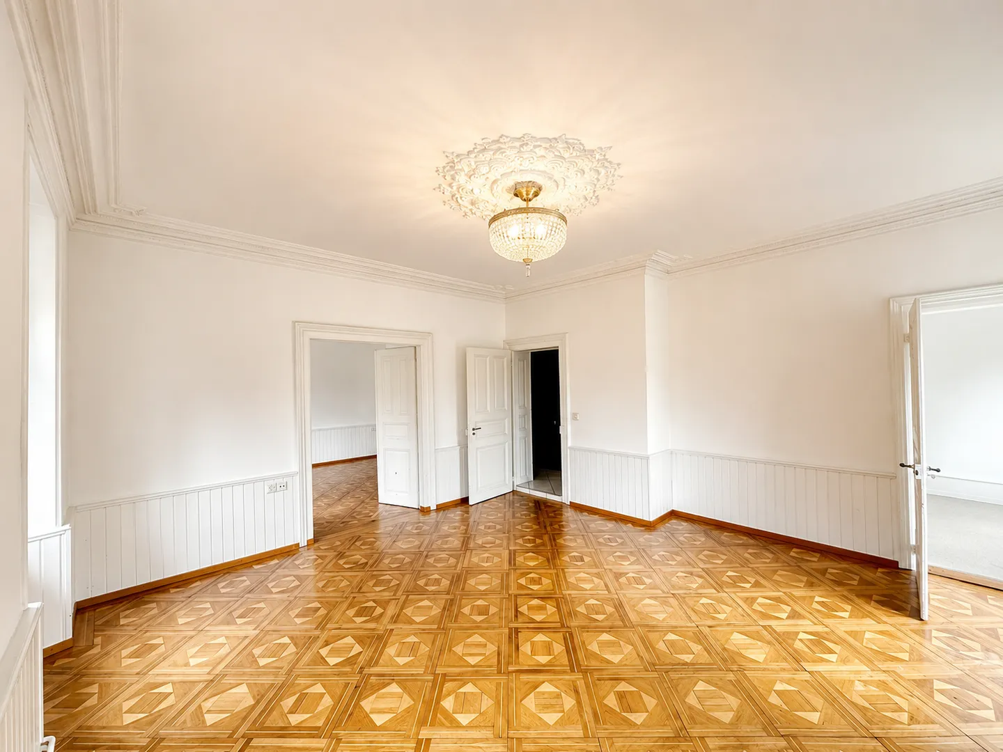 1 month FREE - Bright and spacious 4.5 rooms - 2nd floor - Photo 2 of 13