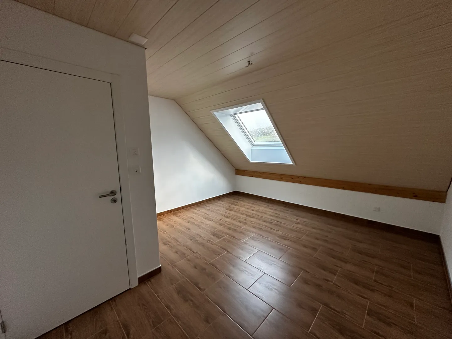 Charming 4.5-room renovated attic in Courtedoux 90 m² + parking - Photo 5 of 13