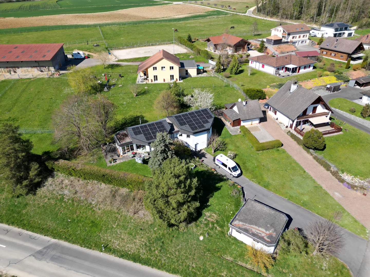 Casa con architettura contemporanea unica con giardino, veranda e grande garage - Foto 7 di 13