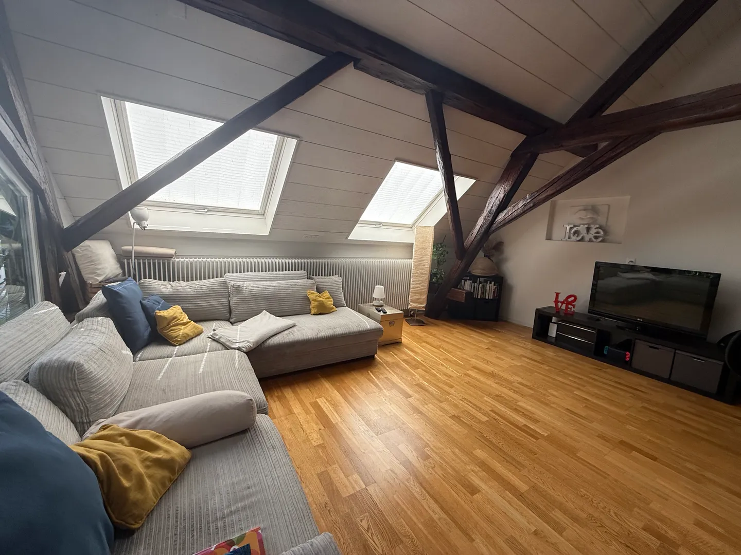 Mixed-use building with restaurant and 6 apartments - Photo 5 of 13