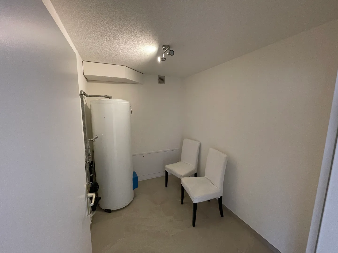 Spacious 4.5 room apartment of 108 m² with elevator above a commercial space - Photo 12 of 13