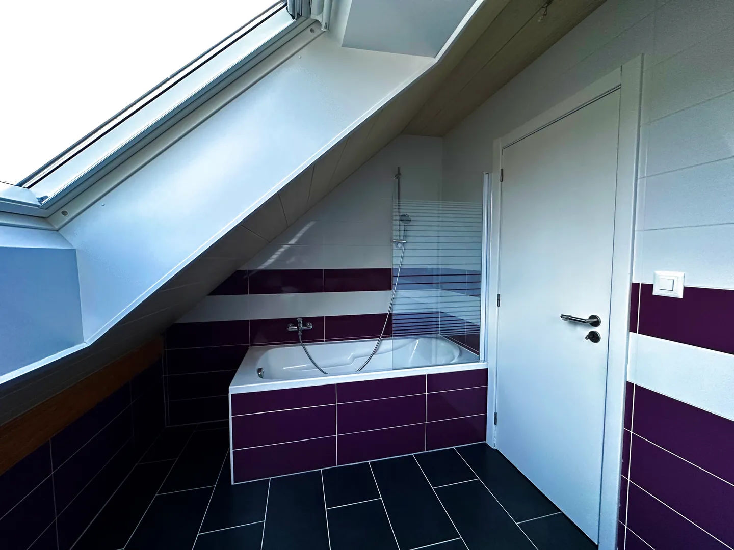 Charming 4.5-room renovated attic in Courtedoux 90 m² + parking - Photo 10 of 13