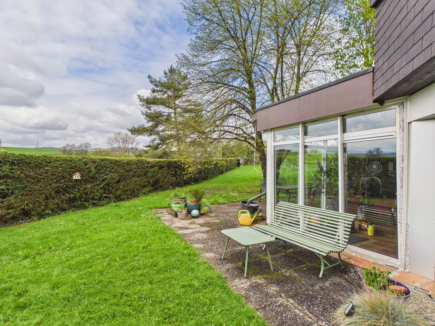 Casa con architettura contemporanea unica con giardino, veranda e grande garage - Foto 4 di 13