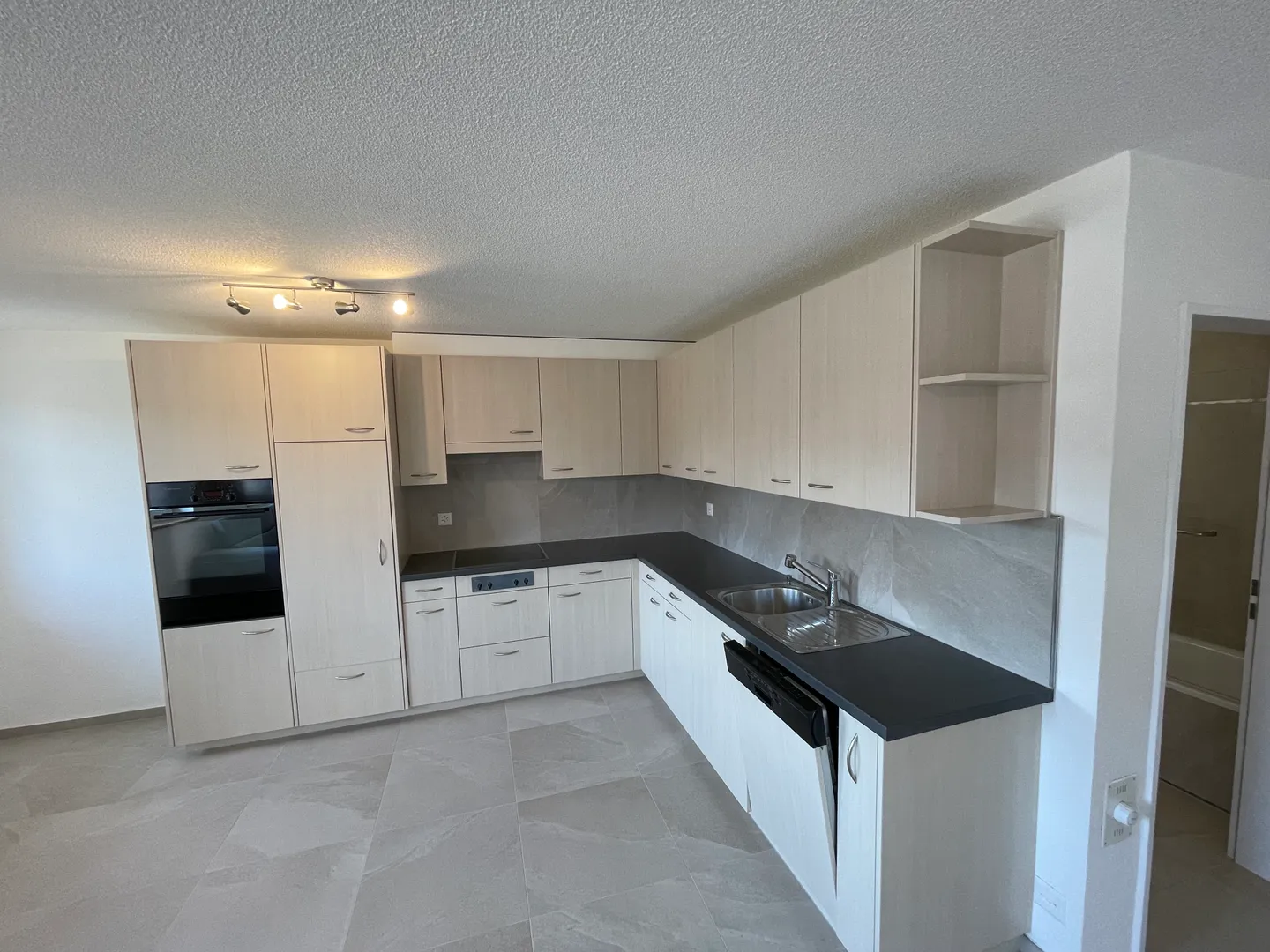 Spacious 4.5 room apartment of 108 m² with elevator above a commercial space - Photo 4 of 13