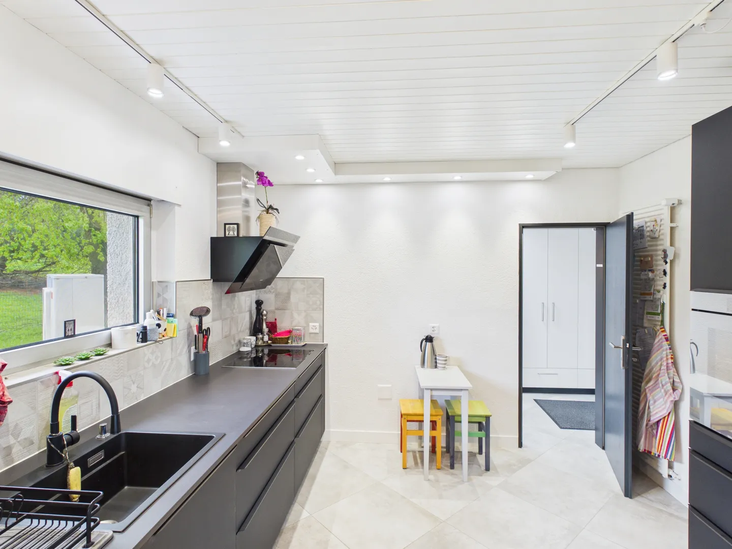 Casa con architettura contemporanea unica con giardino, veranda e grande garage - Foto 6 di 13