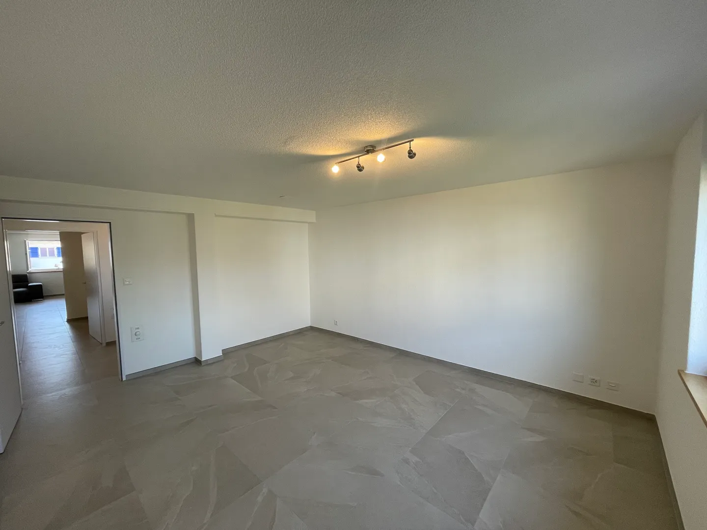 Spacious 4.5 room apartment of 108 m² with elevator above a commercial space - Photo 11 of 13