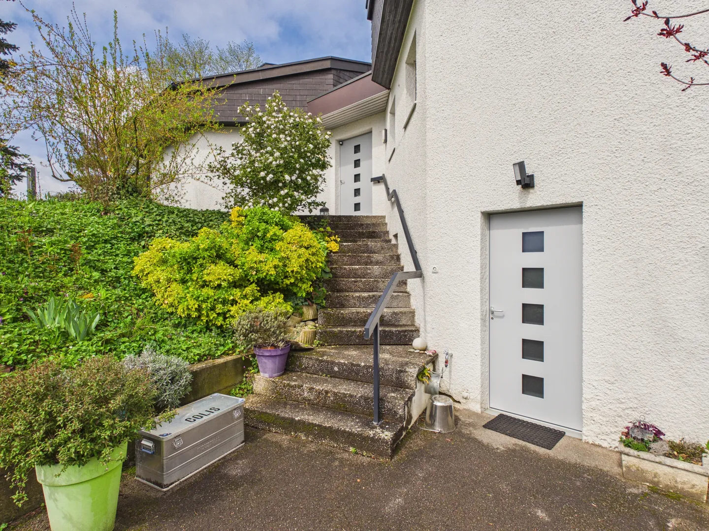 Casa con architettura contemporanea unica con giardino, veranda e grande garage - Foto 13 di 13