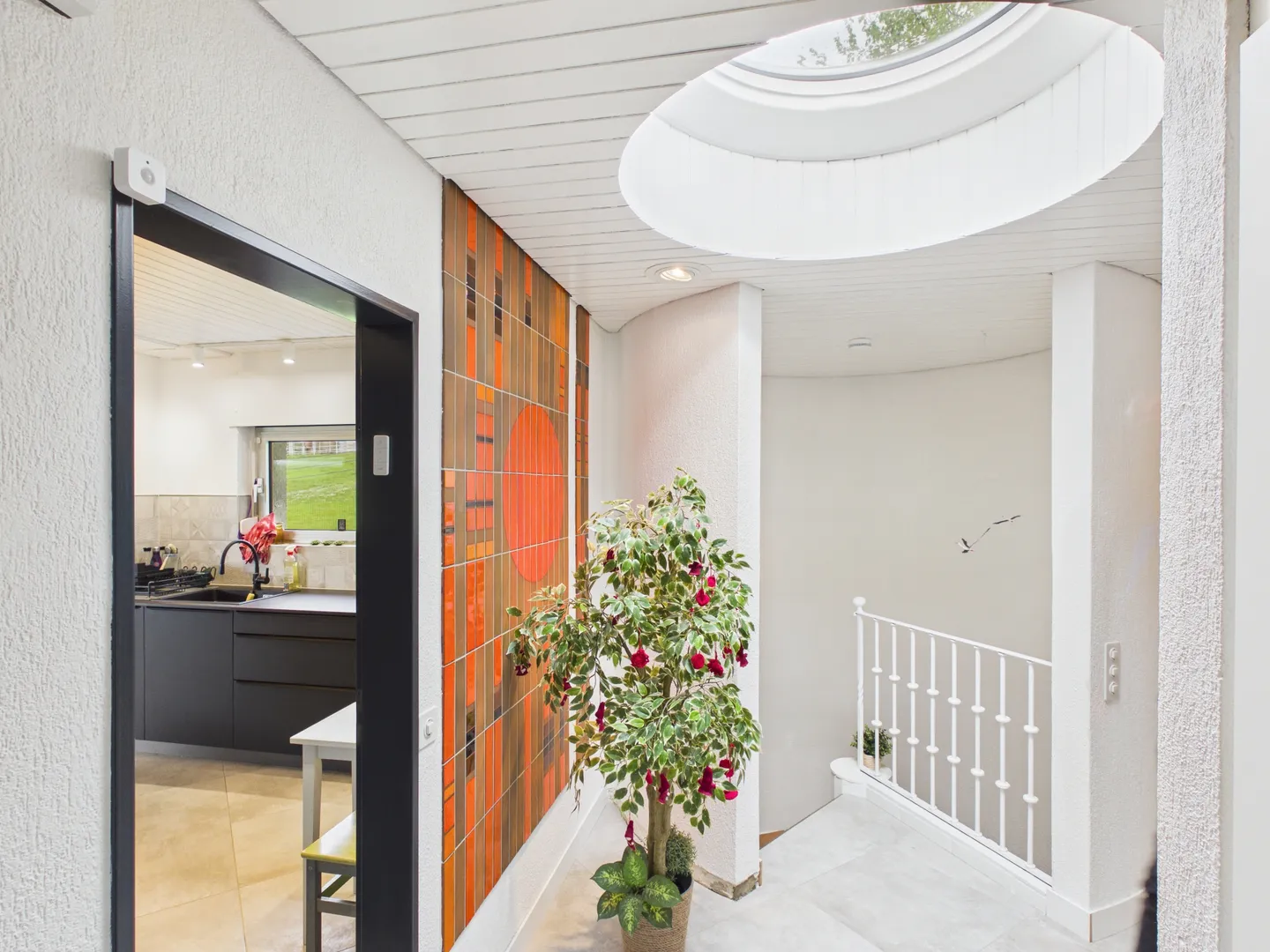 Casa con architettura contemporanea unica con giardino, veranda e grande garage - Foto 11 di 13