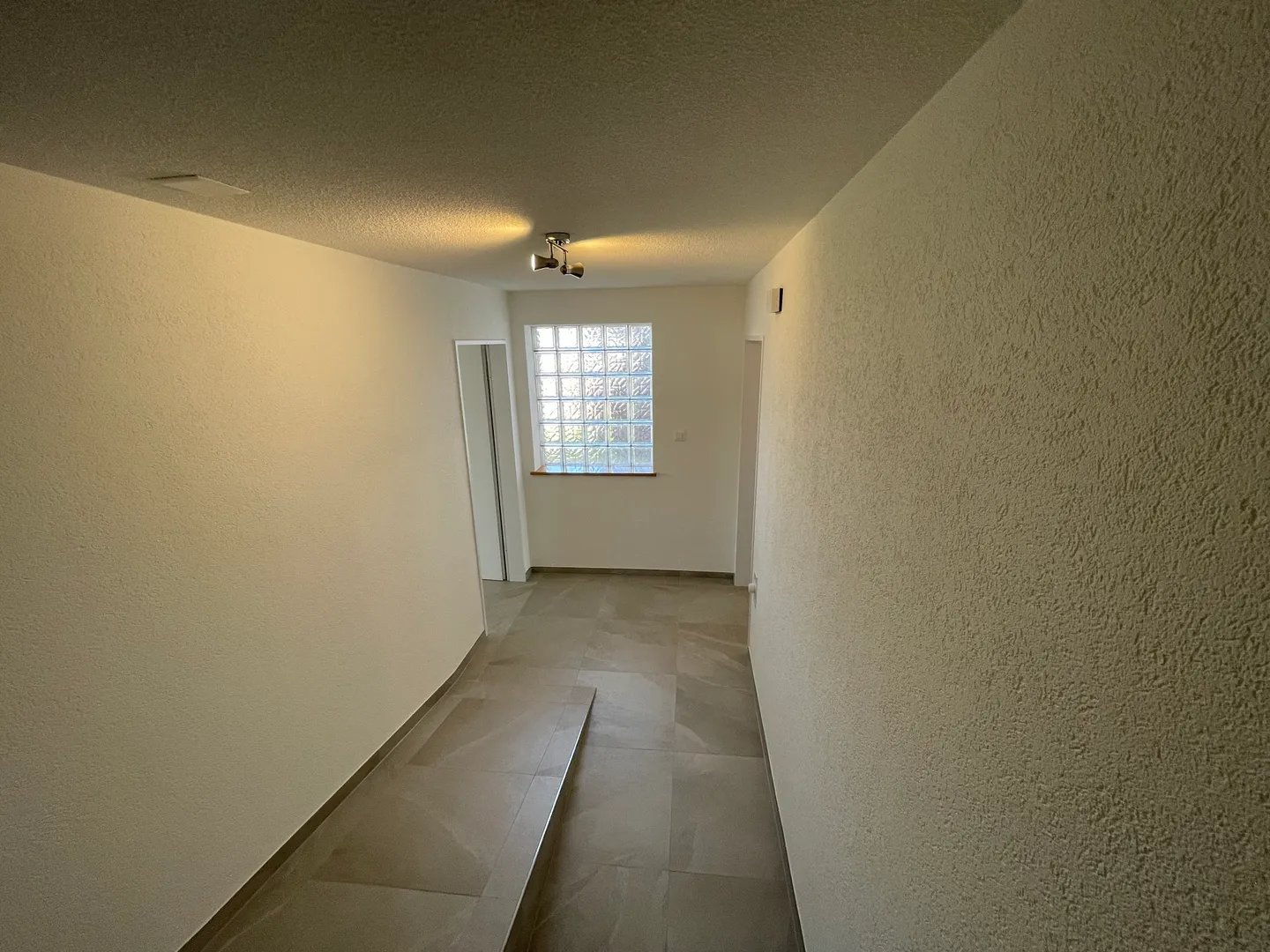 Spacious 4.5 room apartment of 108 m² with elevator above a commercial space - Photo 5 of 13