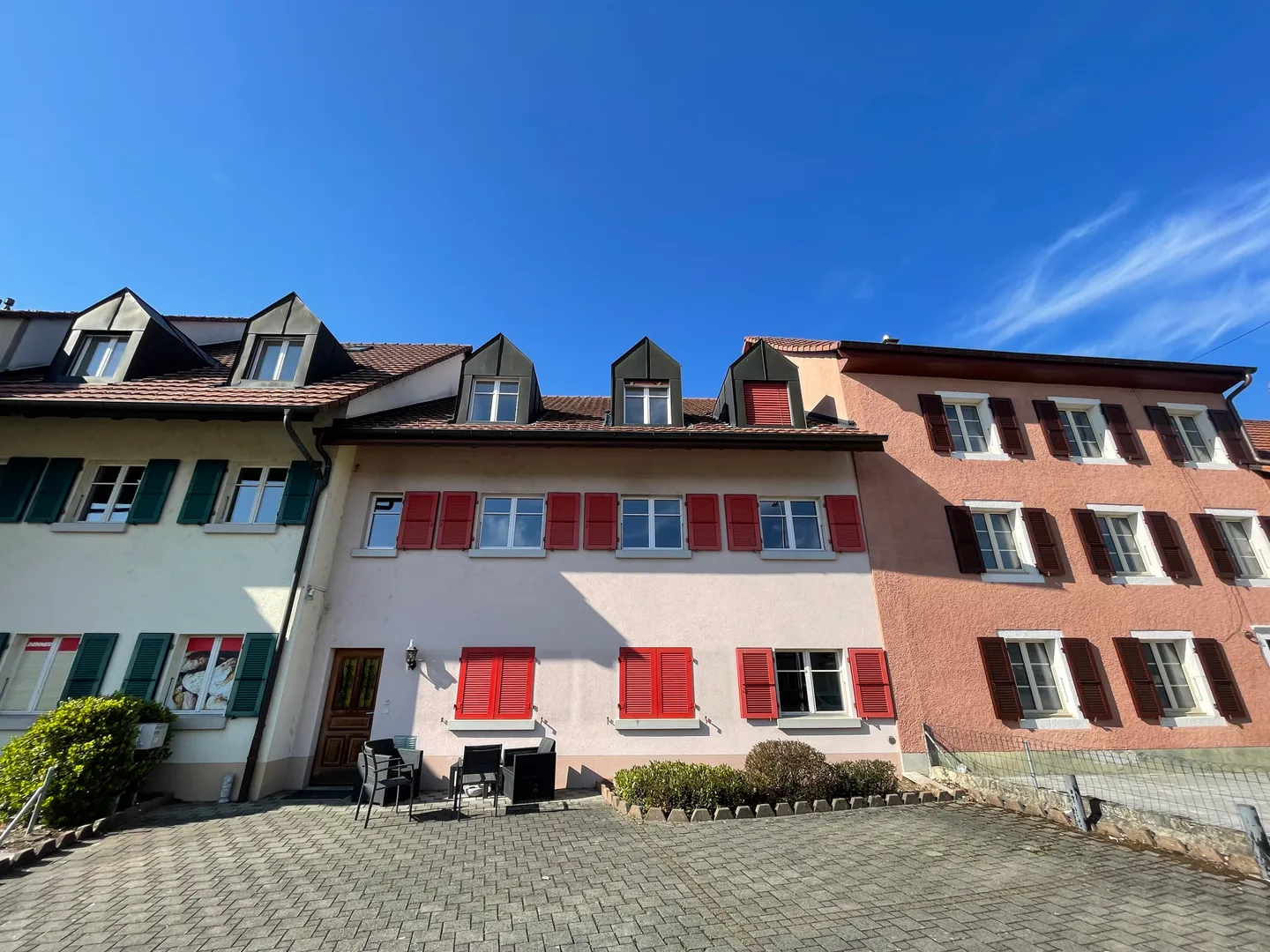 Spacious 4.5 room apartment of 108 m² with elevator above a commercial space - Photo 1 of 13