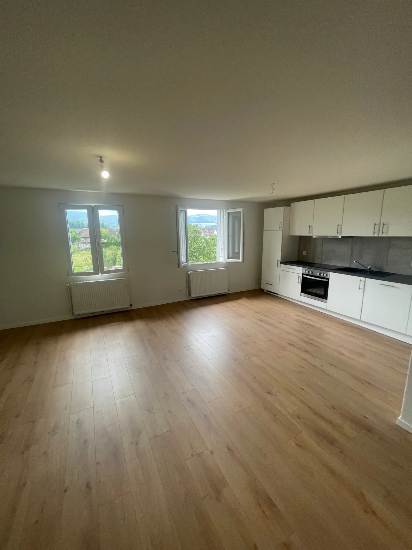 Charming 2.5 room bright apartment with parking space in a peaceful setting in Alle - Photo 10 of 13