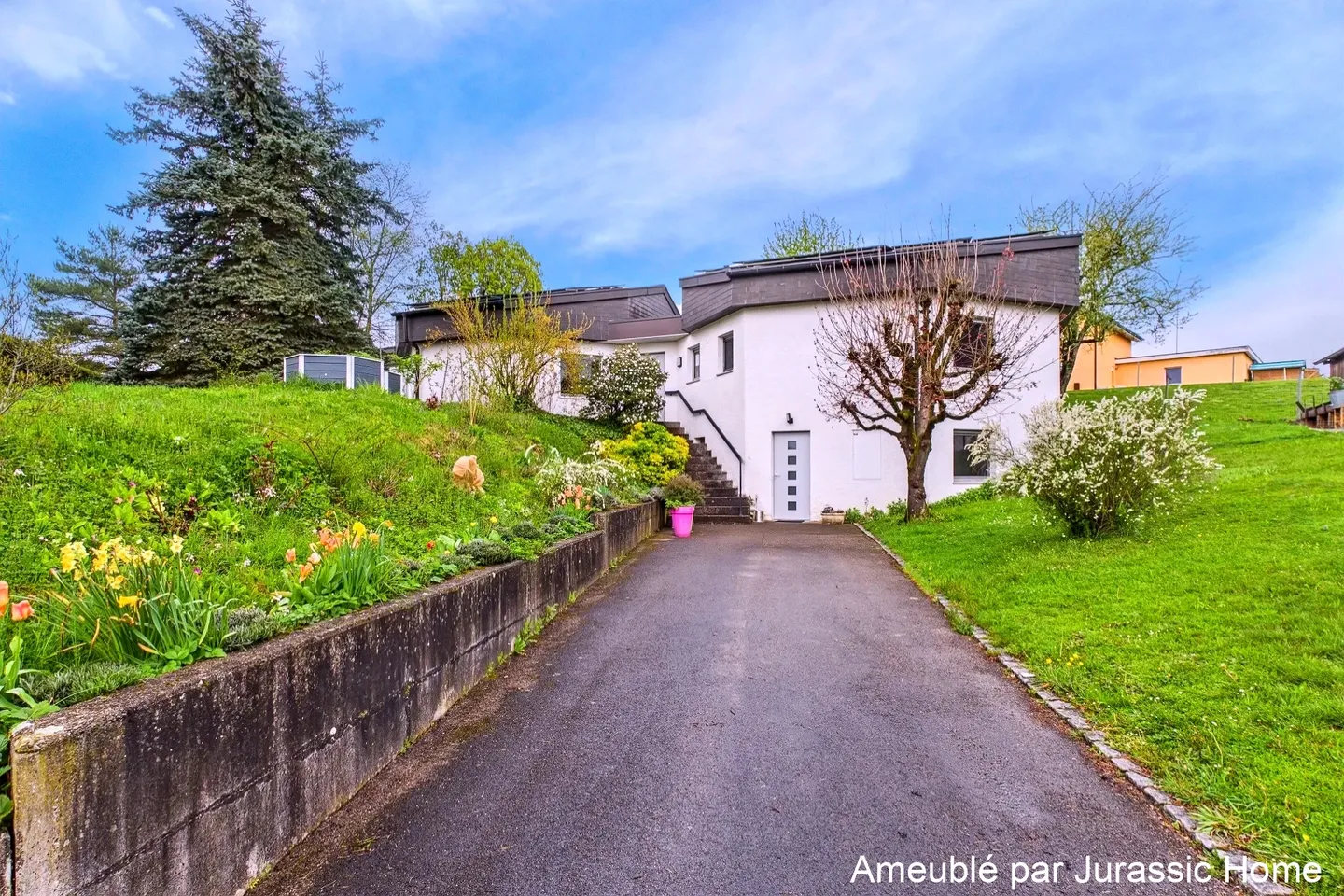 Casa con architettura contemporanea unica con giardino, veranda e grande garage - Foto 1 di 13