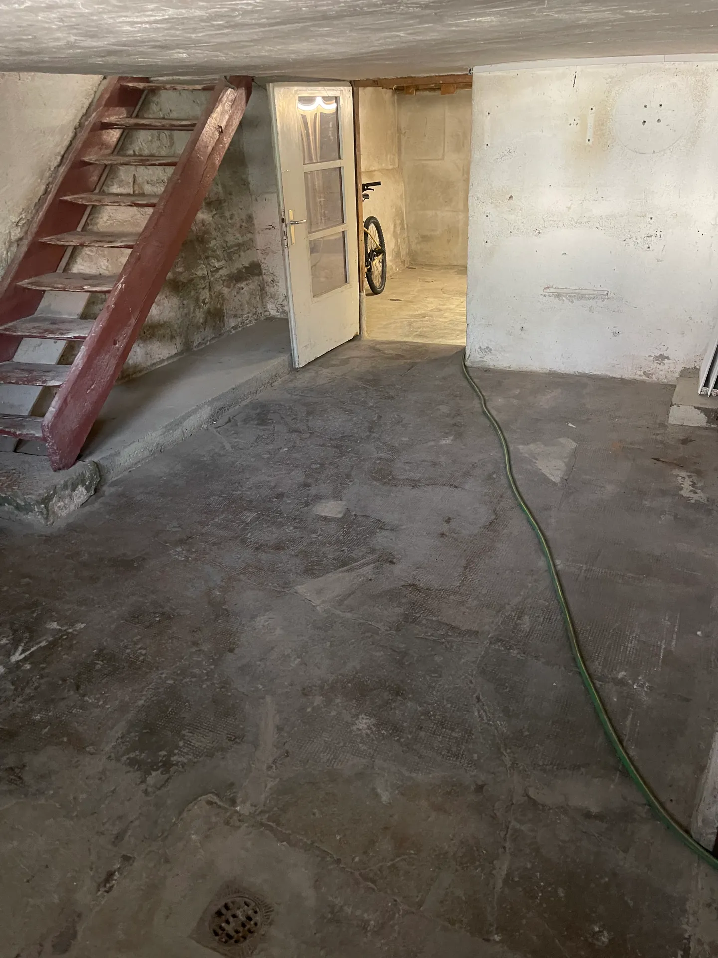 Charming 2.5 room bright apartment with parking space in a peaceful setting in Alle - Photo 11 of 13