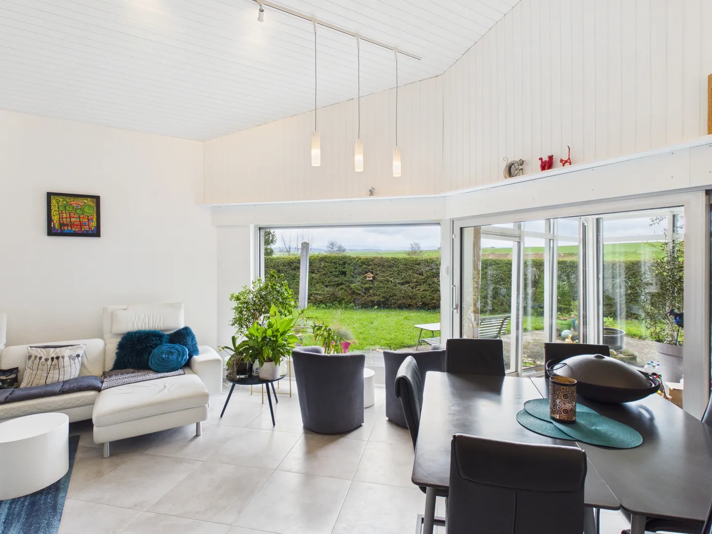 Casa con architettura contemporanea unica con giardino, veranda e grande garage - Foto 3 di 13