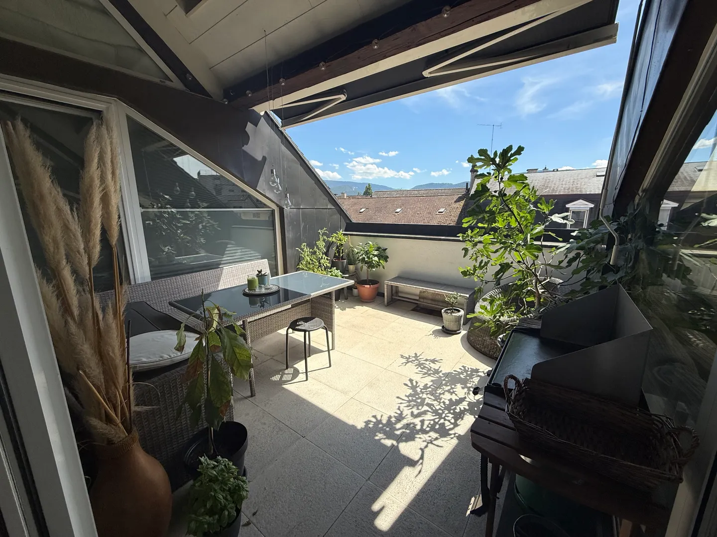 Mixed-use building with restaurant and 6 apartments - Photo 7 of 13