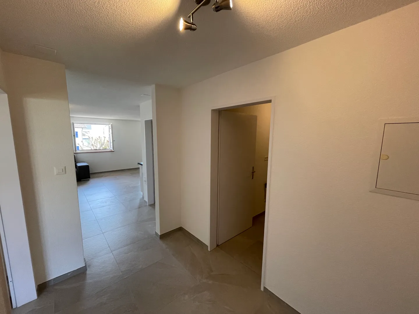 Spacious 4.5 room apartment of 108 m² with elevator above a commercial space - Photo 8 of 13