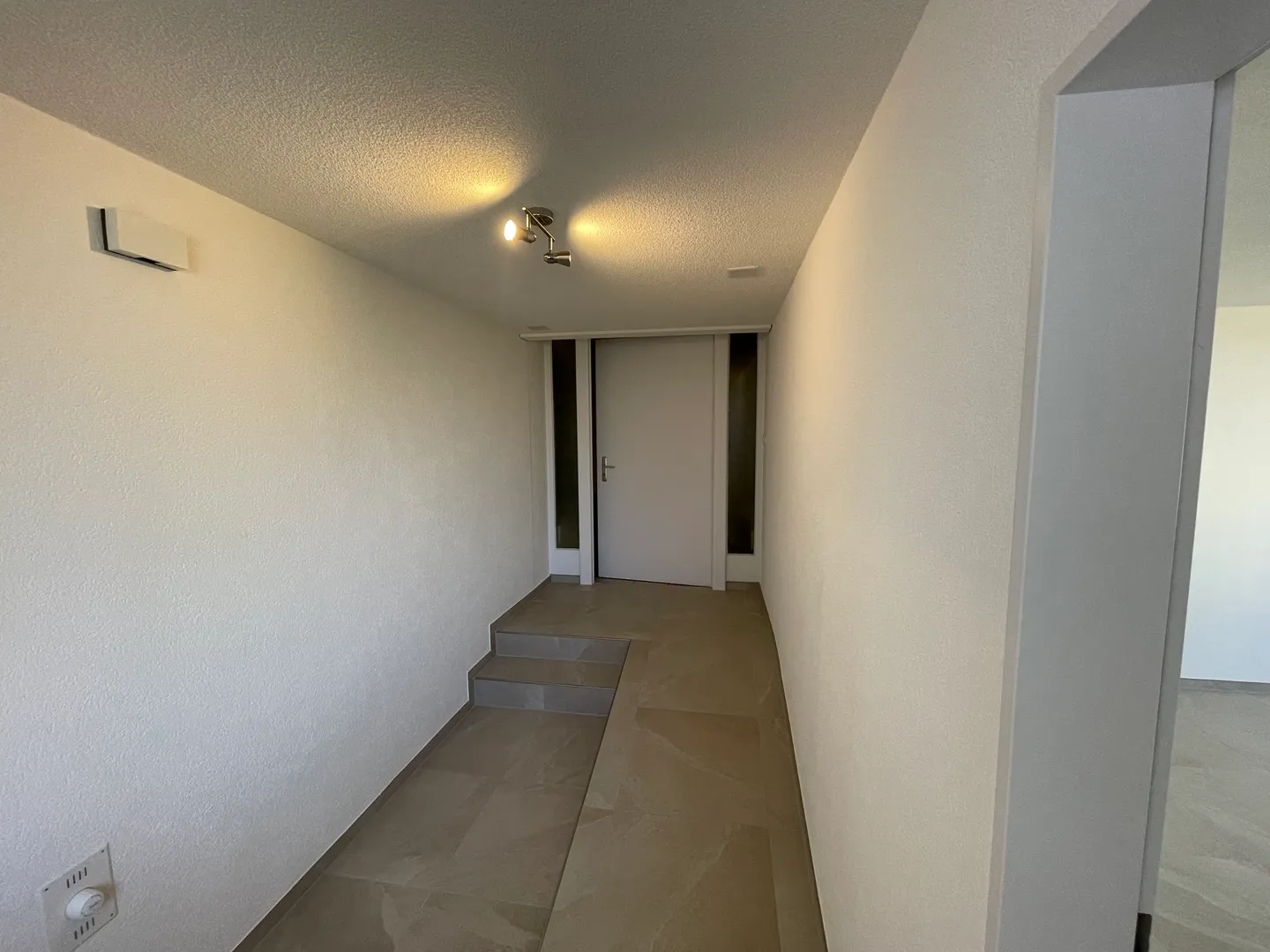 Spacious 4.5 room apartment of 108 m² with elevator above a commercial space - Photo 6 of 13