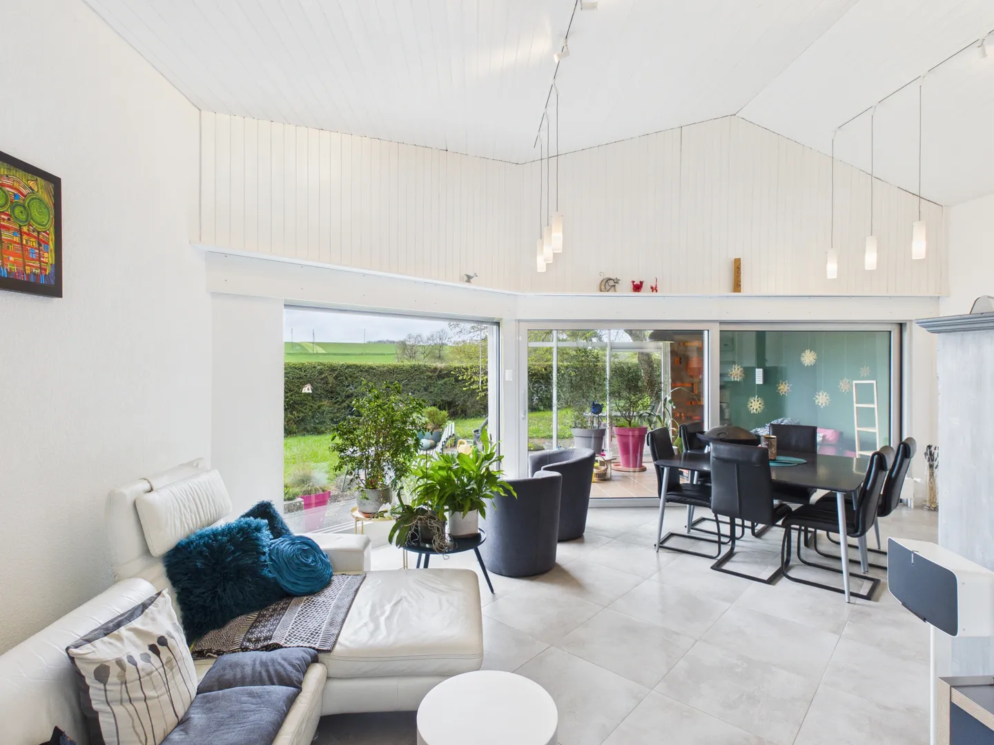 Casa con architettura contemporanea unica con giardino, veranda e grande garage - Foto 2 di 13