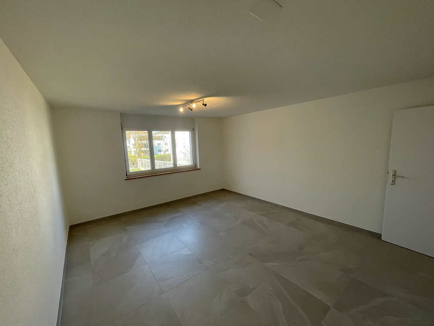 Spacious 4.5 room apartment of 108 m² with elevator above a commercial space - Photo 7 of 13