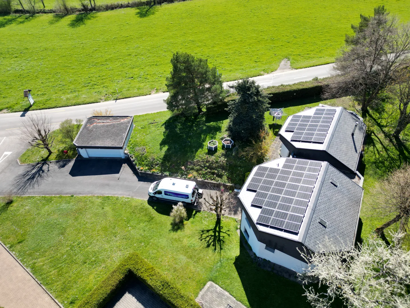 Casa con architettura contemporanea unica con giardino, veranda e grande garage - Foto 8 di 13