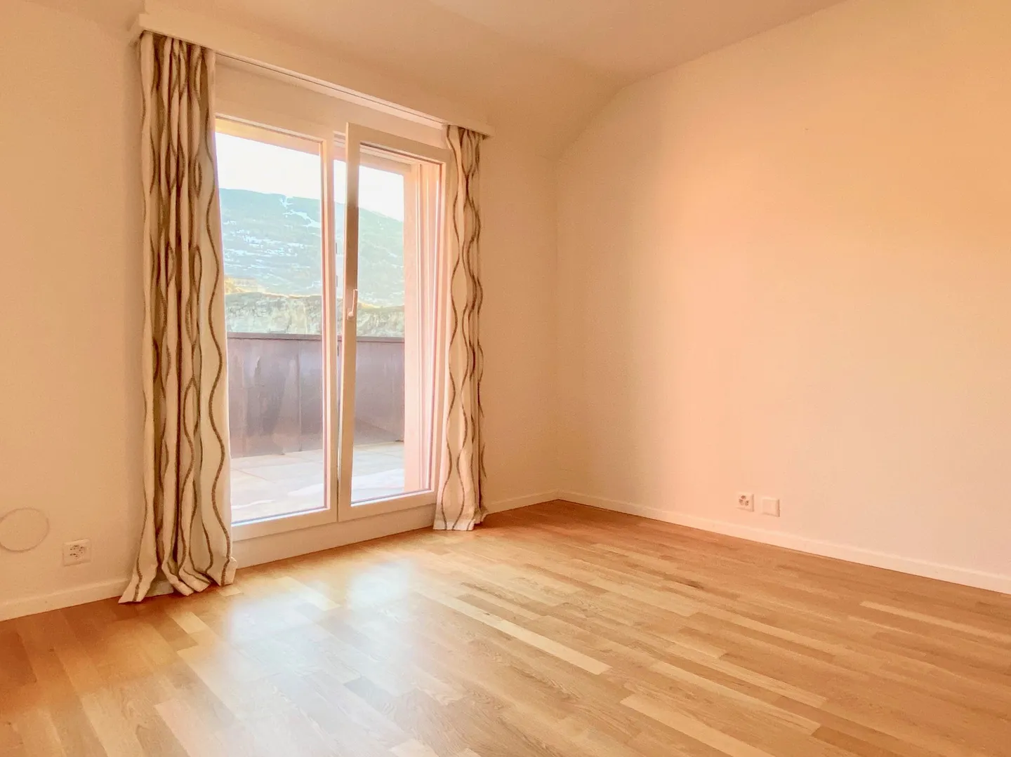 Attico duplex a Sion-Platta, bell'appartamento con vista libera sui castelli - Foto 12 di 13