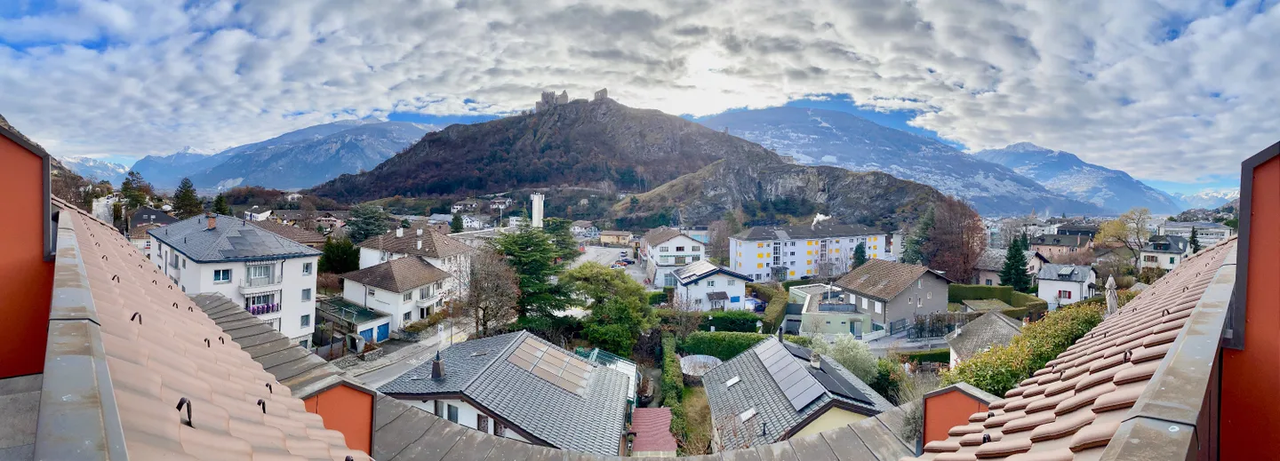 Attico duplex a Sion-Platta, bell'appartamento con vista libera sui castelli - Foto 4 di 13