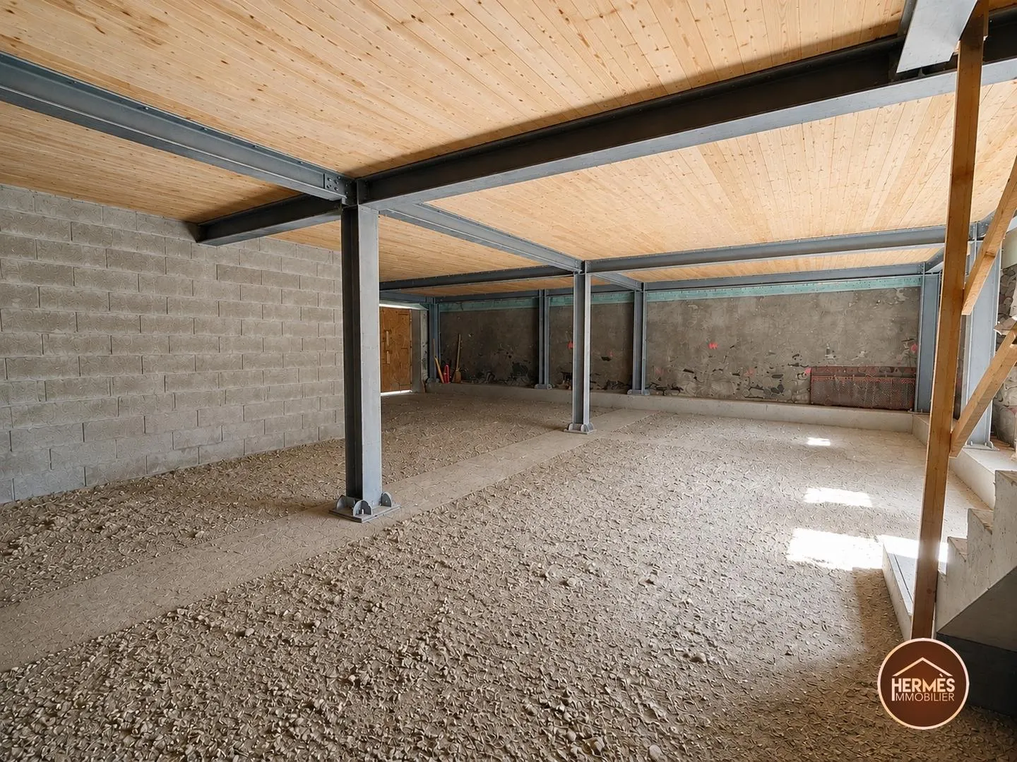 Exceptionnelle maison de 237m2 - potentiel loft ou 7.5 pièces à Saint-Pierre-de-Clage - Photo 11 of 13