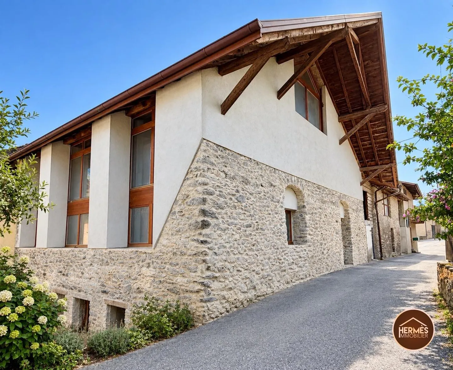 Exceptionnelle maison de 237m2 - potentiel loft ou 7.5 pièces à Saint-Pierre-de-Clage - Photo 1 of 13