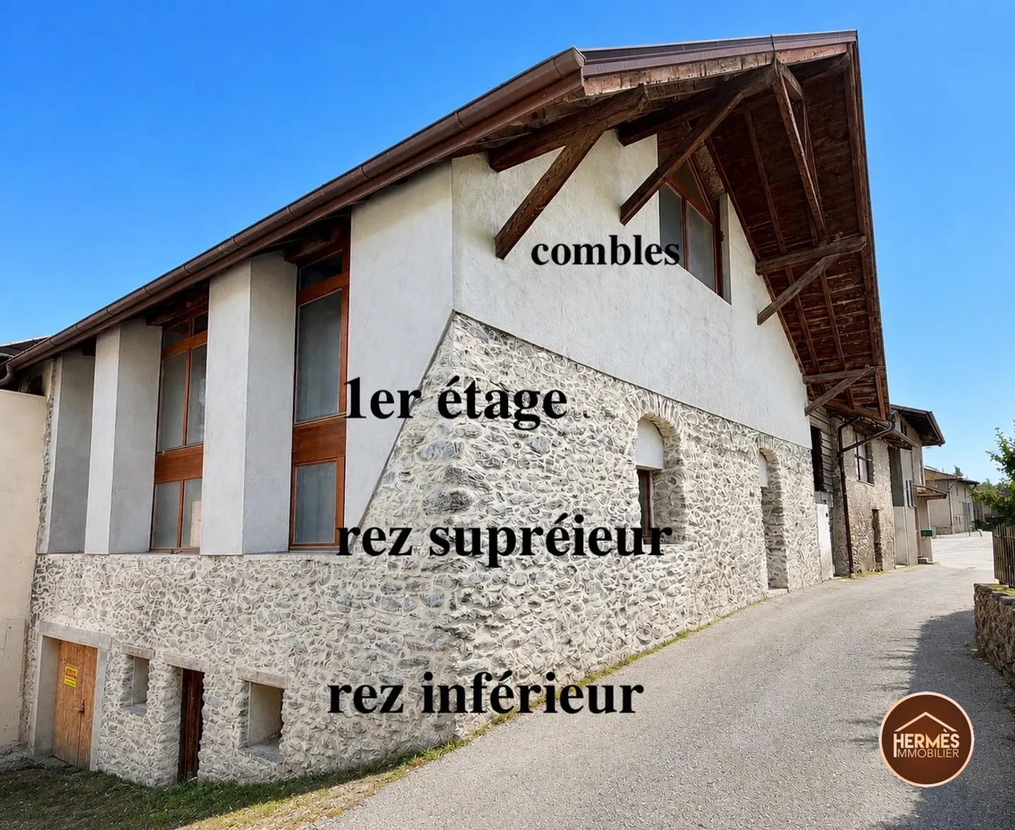 Exceptionnelle maison de 237m2 - potentiel loft ou 7.5 pièces à Saint-Pierre-de-Clage - Photo 3 of 13