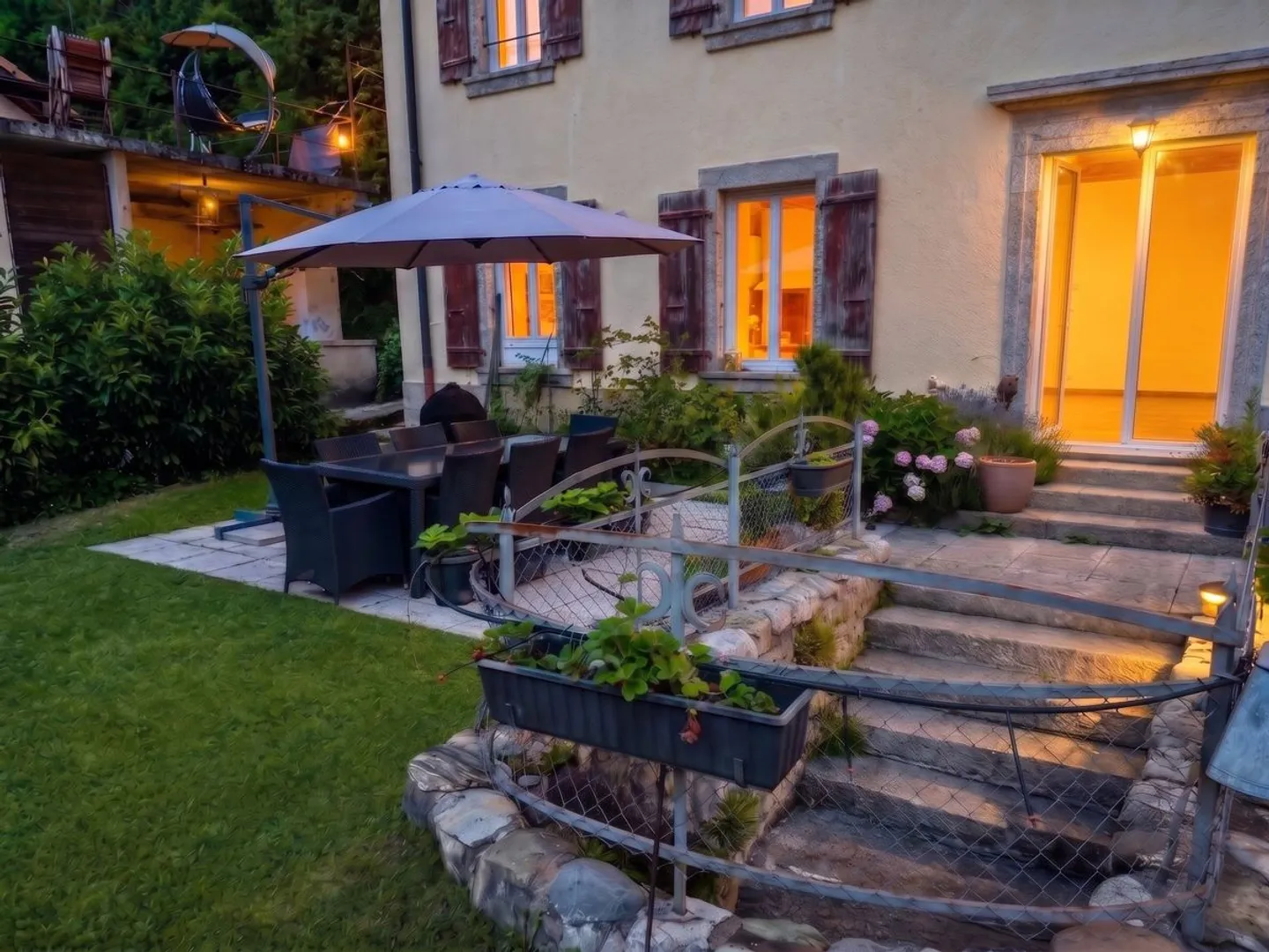 Character duplex with private garden of 760 m² in a privileged environment - Photo 2 of 2