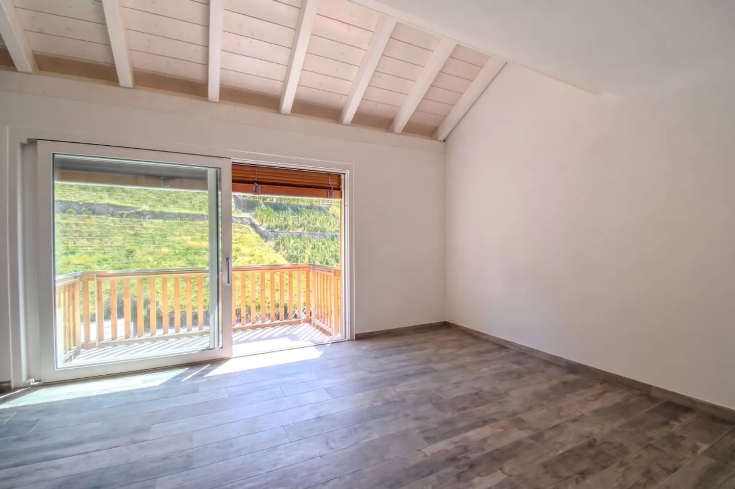 Modern duplex with 2.5 rooms in the heart of Ollon - Photo 3 of 11