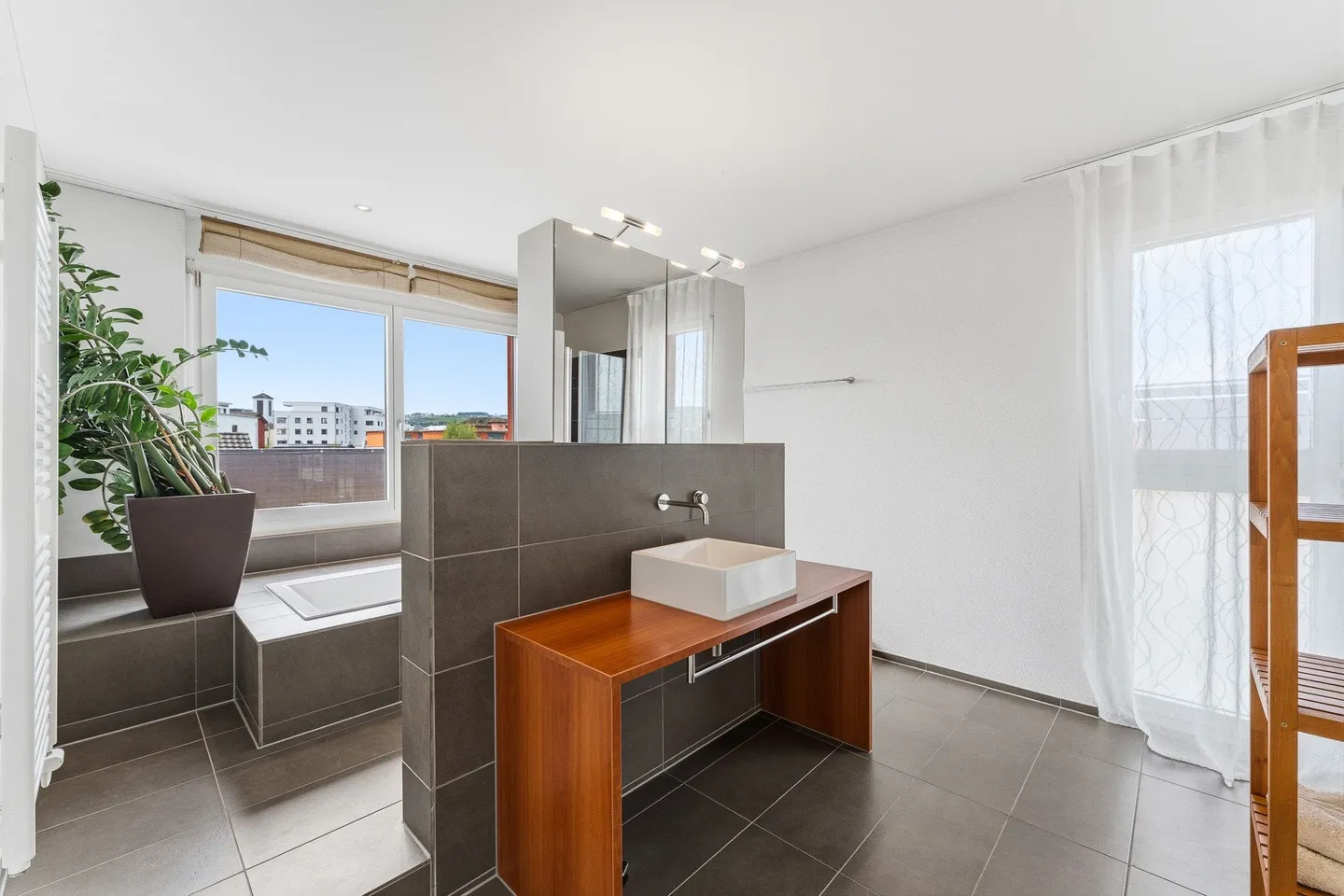 5.5-Room Detached House in Exclusive Design, Garden & Double Garage in Hochdorf - Photo 11 of 13