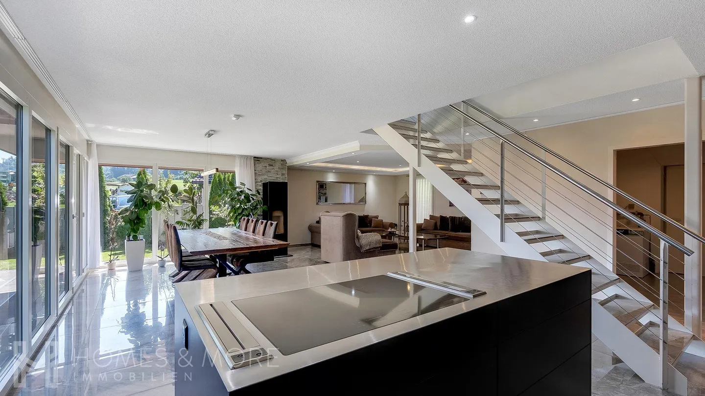 Espace de vie moderne avec jardin spacieux - Photo 1 sur 5