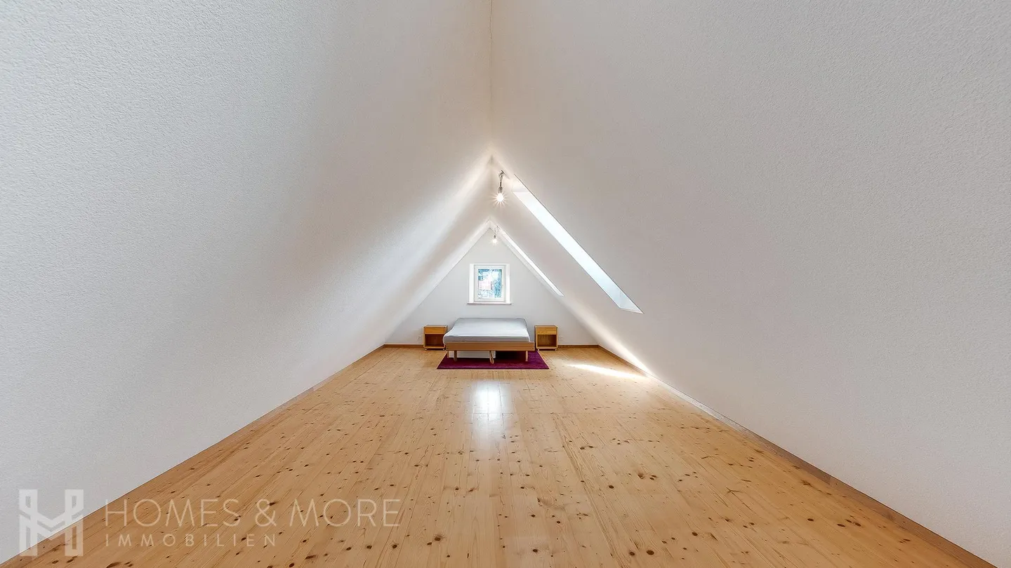 PROPRIETÀ SPAZIOSA CON APPARTAMENTO INDIPENDENTE E RISERVA DI TERRENO - Foto 7 di 9