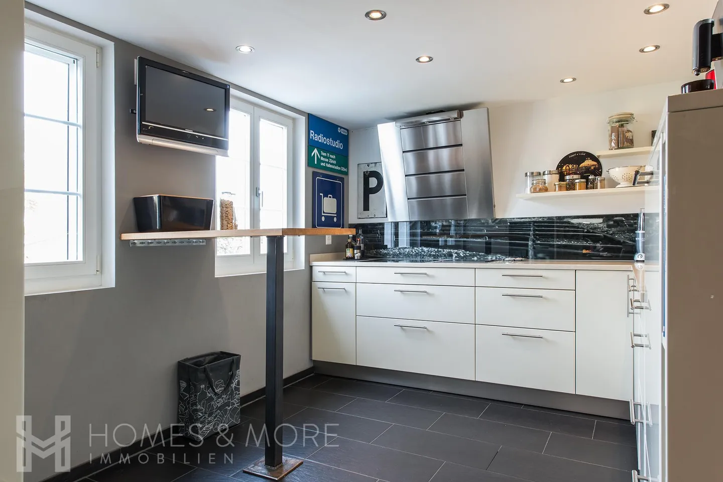 FARMHOUSE WITH DEVELOPMENT POTENTIAL - Photo 4 of 10