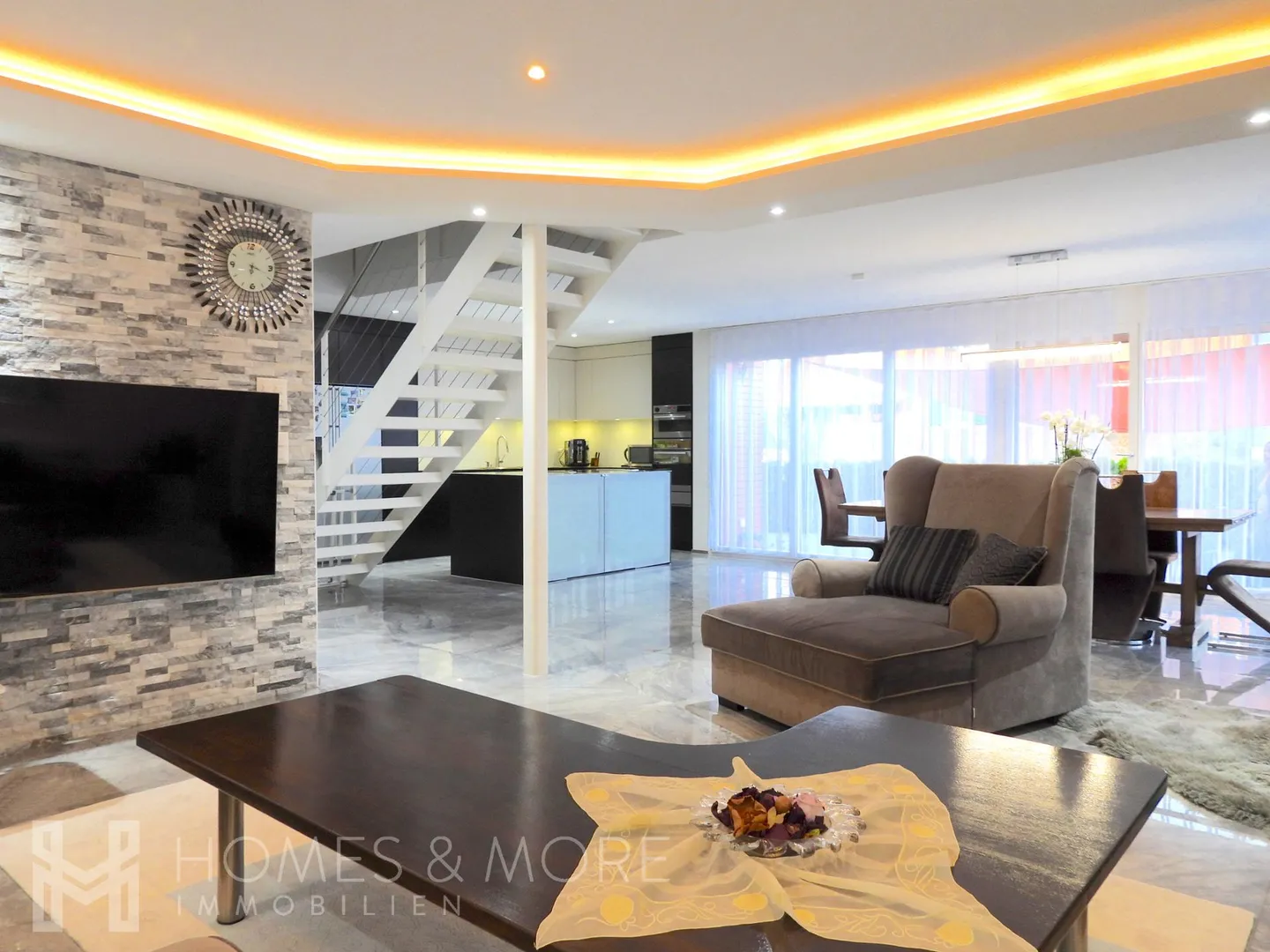 Espace de vie moderne avec jardin spacieux - Photo 2 sur 5