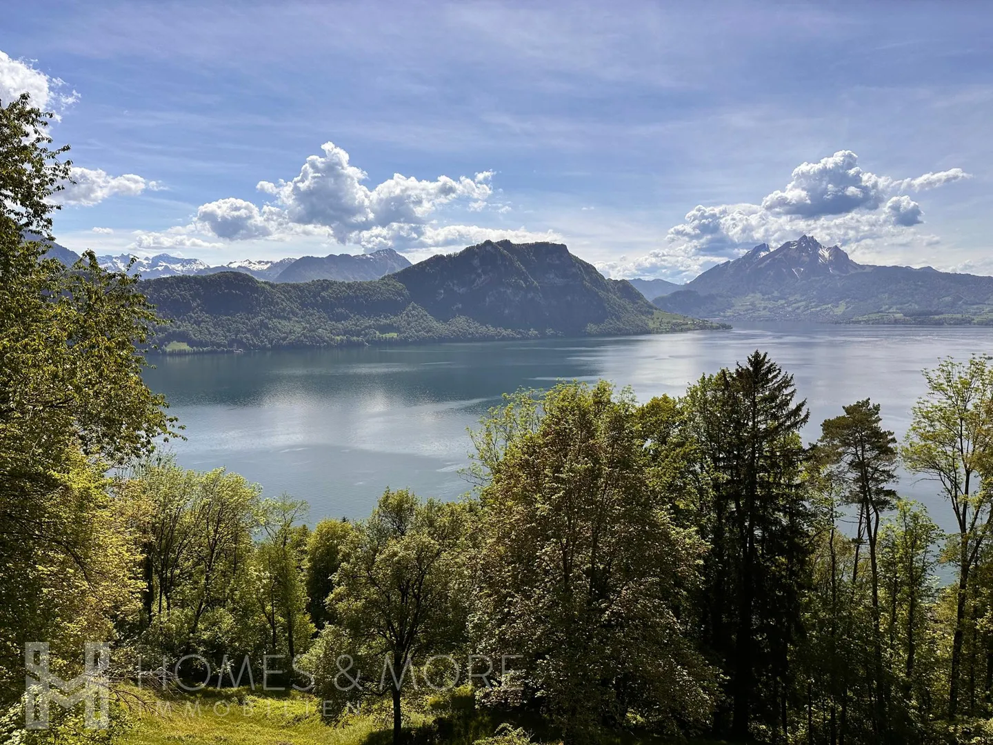 IDYLLISCHER RÜCKZUGSORT MIT EIGENEM WALD UND PANORAMASICHT - Foto 1 von 8