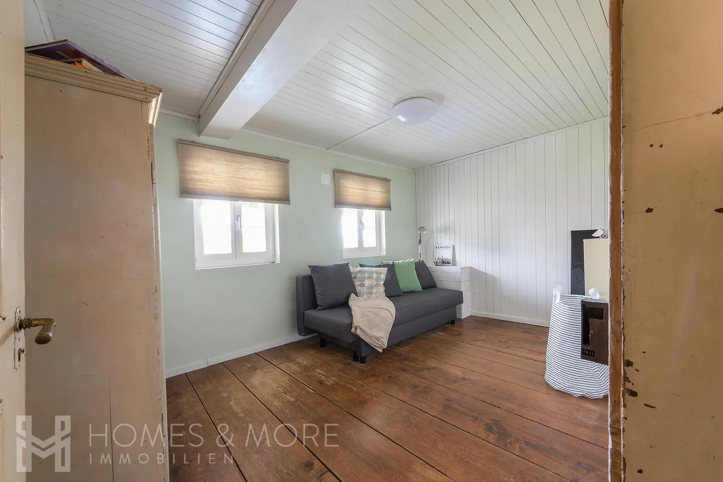 FARMHOUSE WITH DEVELOPMENT POTENTIAL - Photo 3 of 6