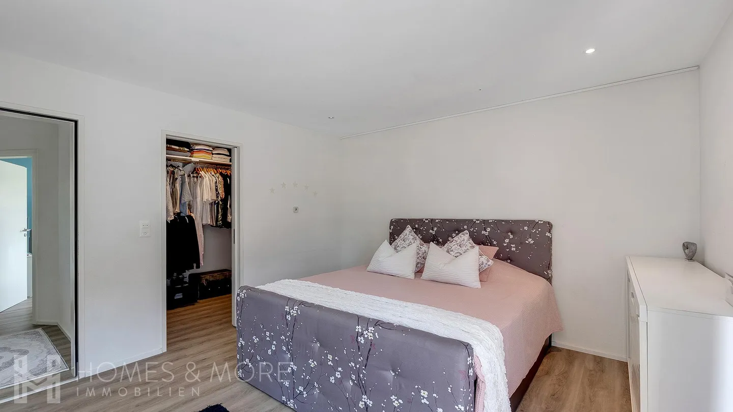 Espace de vie moderne avec jardin spacieux - Photo 3 sur 5