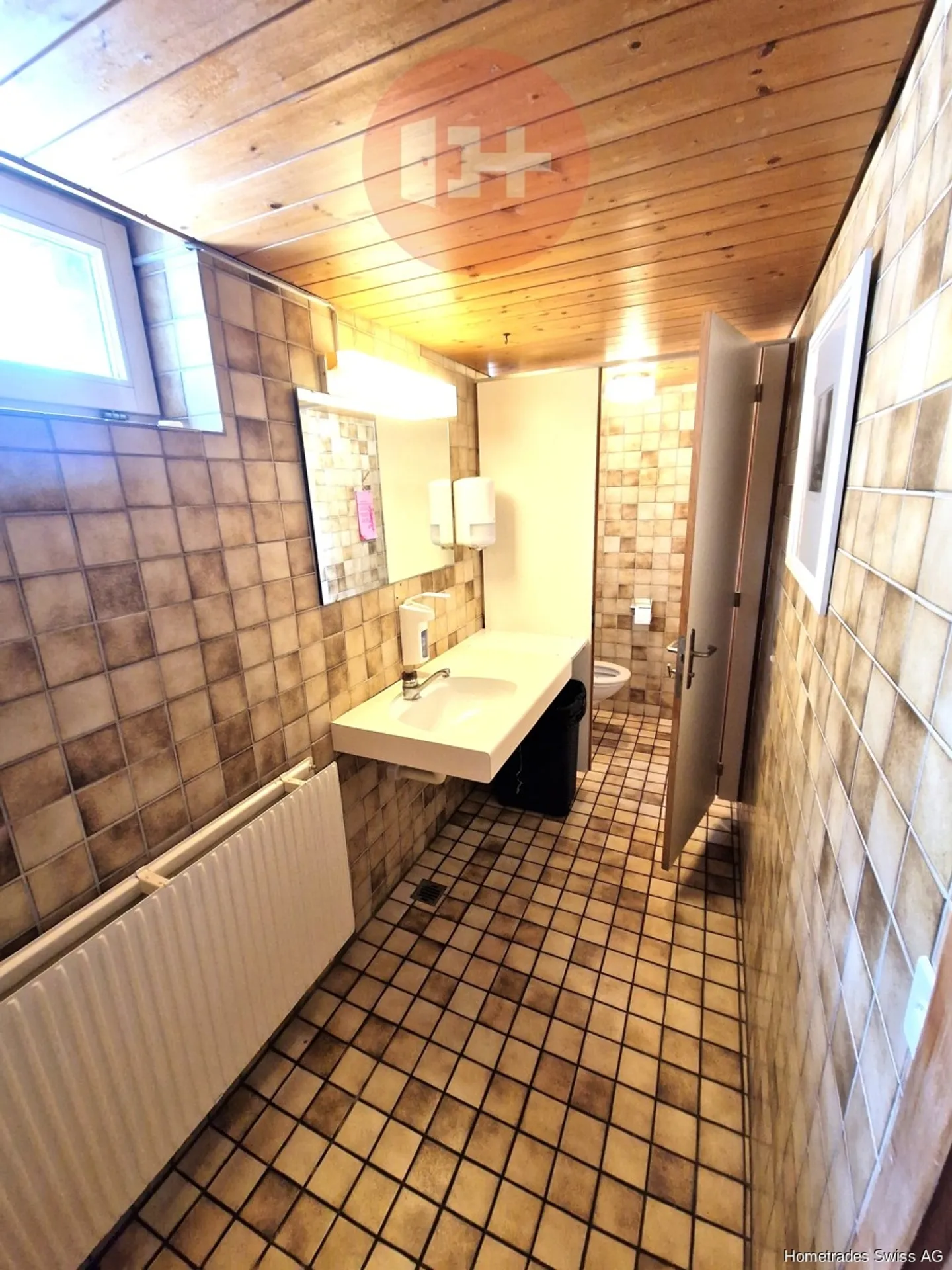 SPACIOUS RESTAURANT / BAR, CENTRALLY LOCATED - Photo 10 of 11