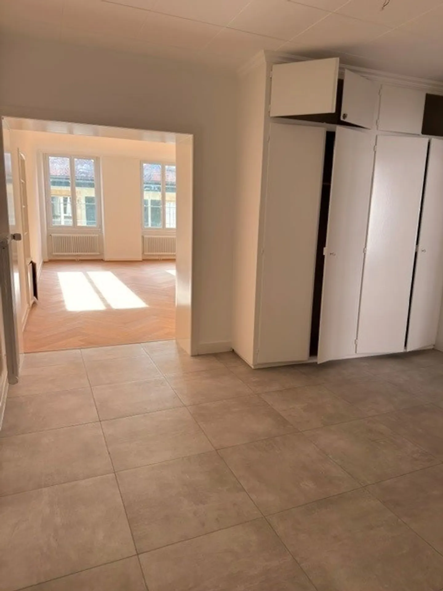 Spacieux appartement de 3.5 pièces au 2ème étage entièrement rénové - Foto 4 di 4