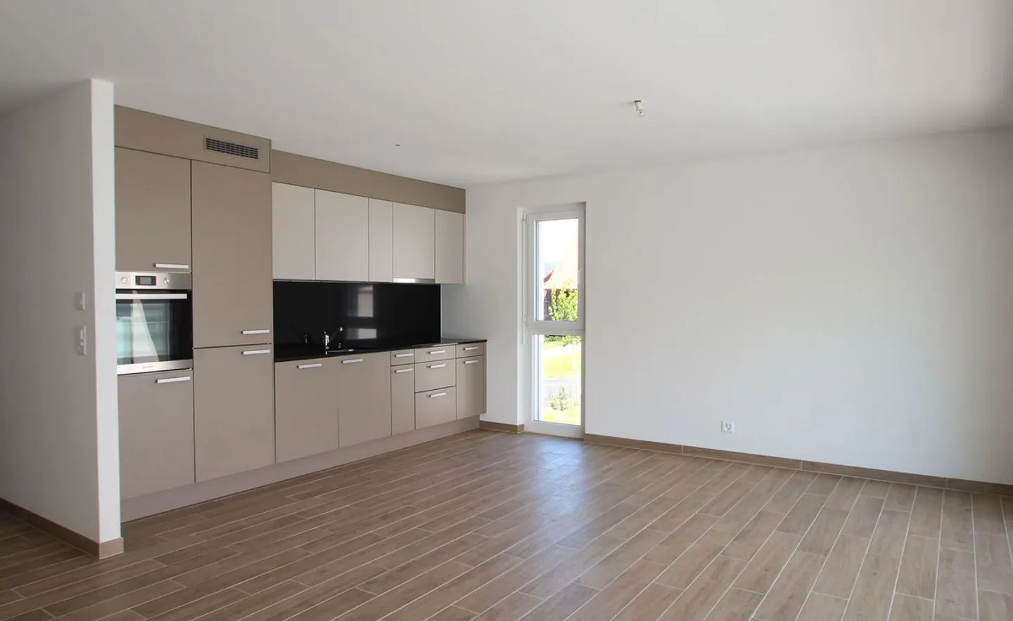 Sehr schöne 3,5-Zimmer-Wohnung im Erdgeschoss mit Terrasse - Foto 2 von 4