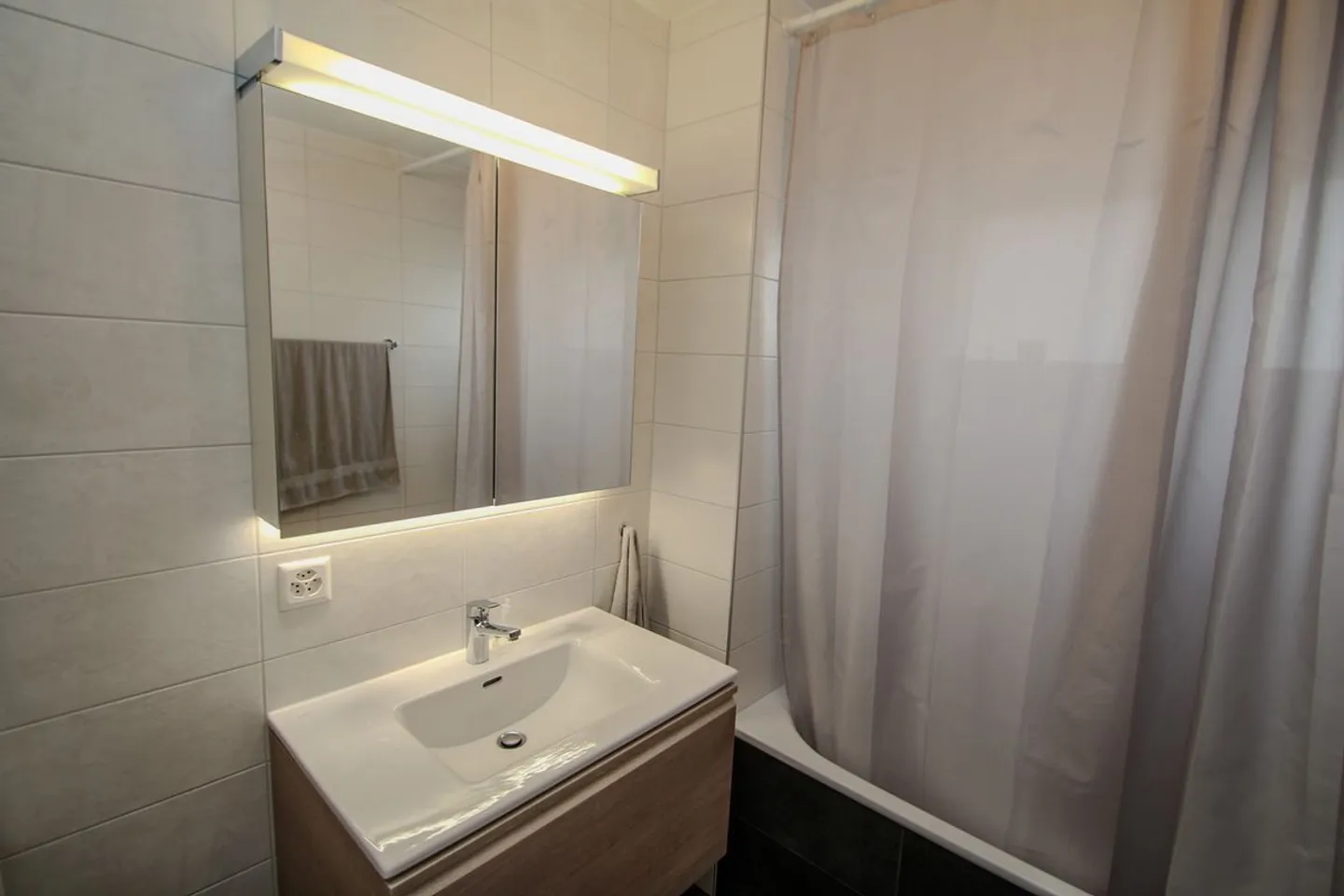 Appartement moderne avec grand balcon - Photo 7 sur 8