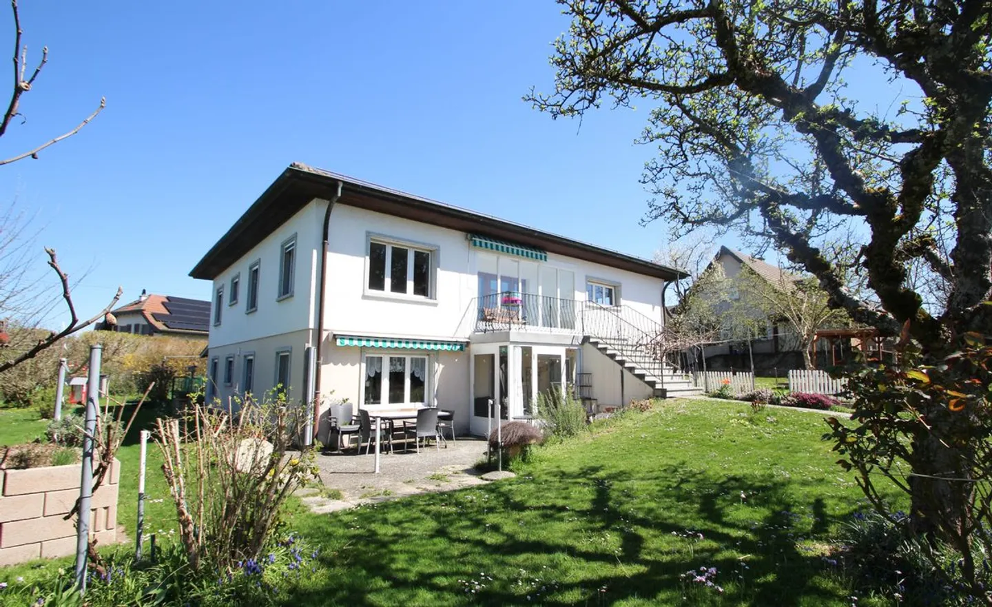 Detached house to renovate consisting of 2 apartments - Photo 1 of 8