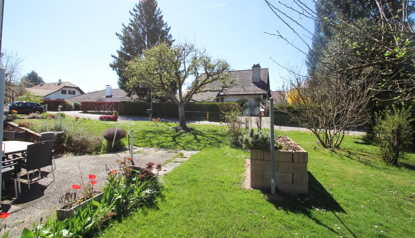 Detached house to renovate consisting of 2 apartments - Photo 3 of 8