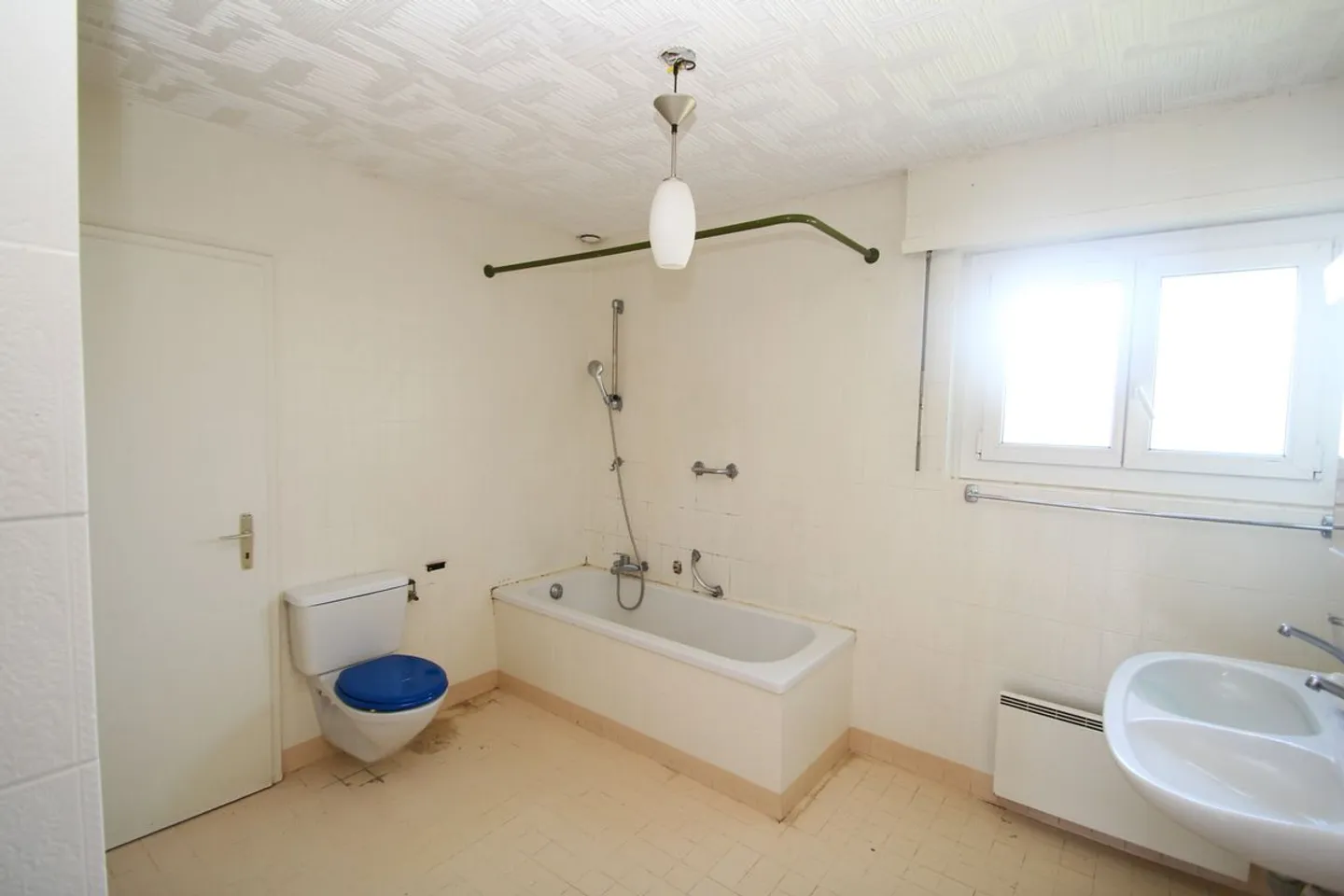 Detached house to renovate consisting of 2 apartments - Photo 7 of 8