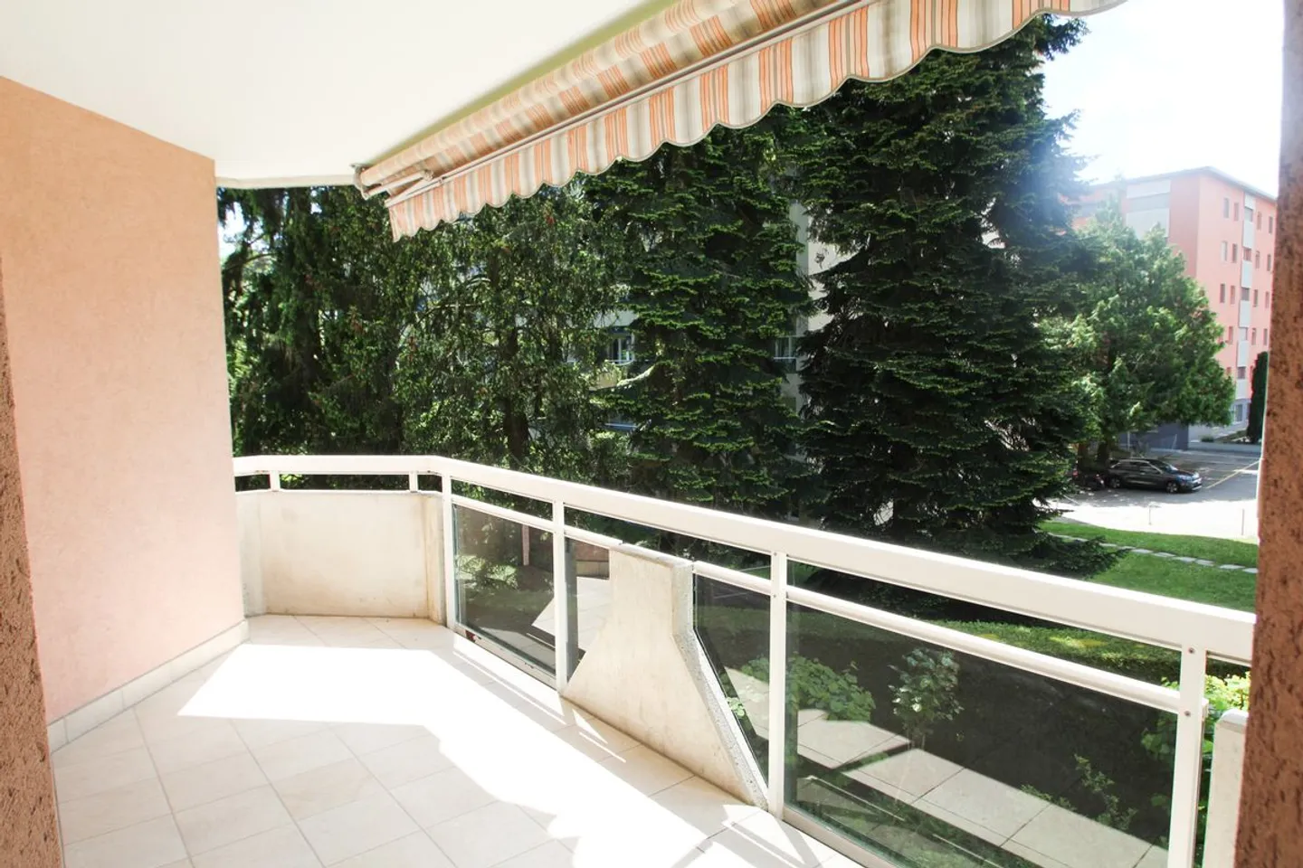 Appartamento 4.5 locali, situato al 1° piano con balcone - Foto 4 di 11